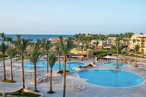 4 outdoor pools, pool loungers