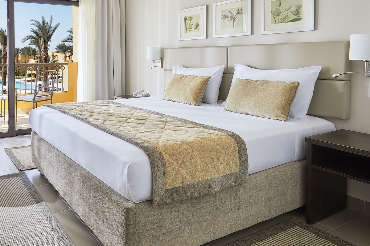 Minibar, in-room safe, blackout drapes, WiFi (free)