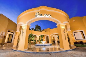 Majoituspaikan julkisivu illalla/yöllä