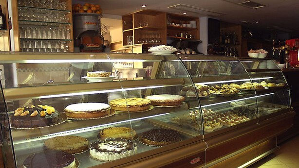 Une vitrine de pâtisserie présentant divers gâteaux et viennoiseries.