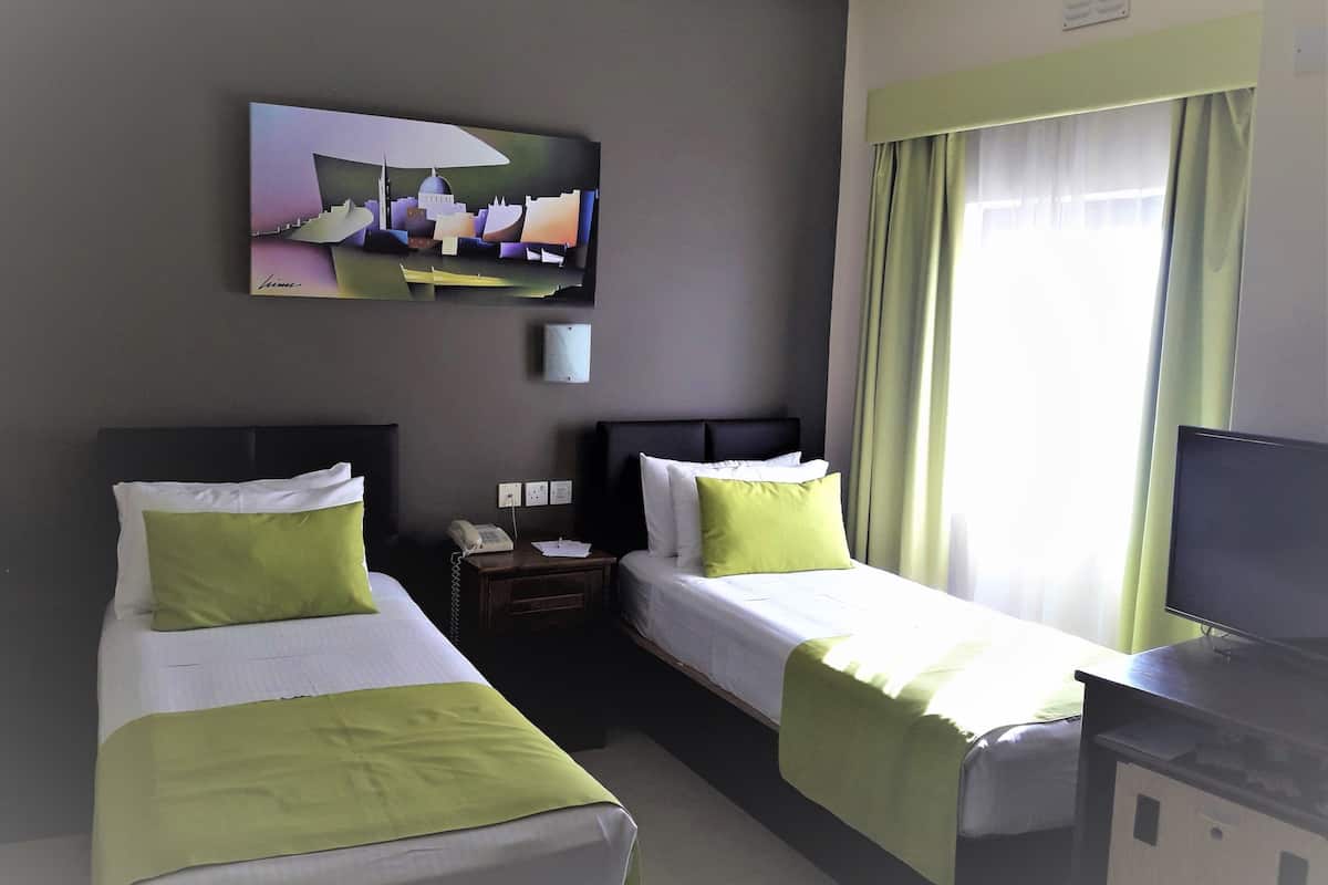 Economy kamer | Een minibar, een kluis op de kamer, een bureau, gratis babybedden