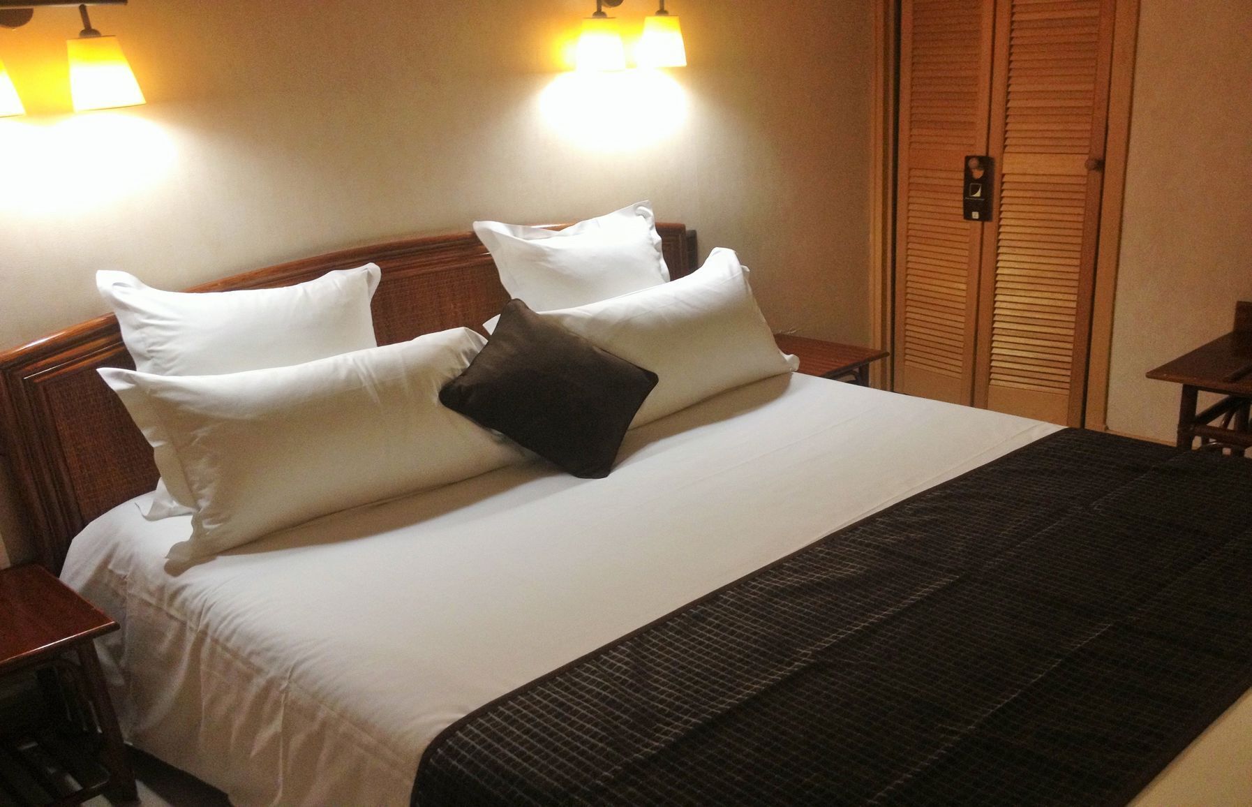 Literie de qualité, lit avec matelas à plateau-coussin, minibar