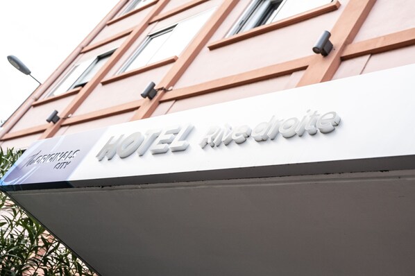 A hotel sign with the name "HOTEL Riviera City". - The Originals City, Hôtel Rive Droite, Albi (Ex Cantepau) (Albi)