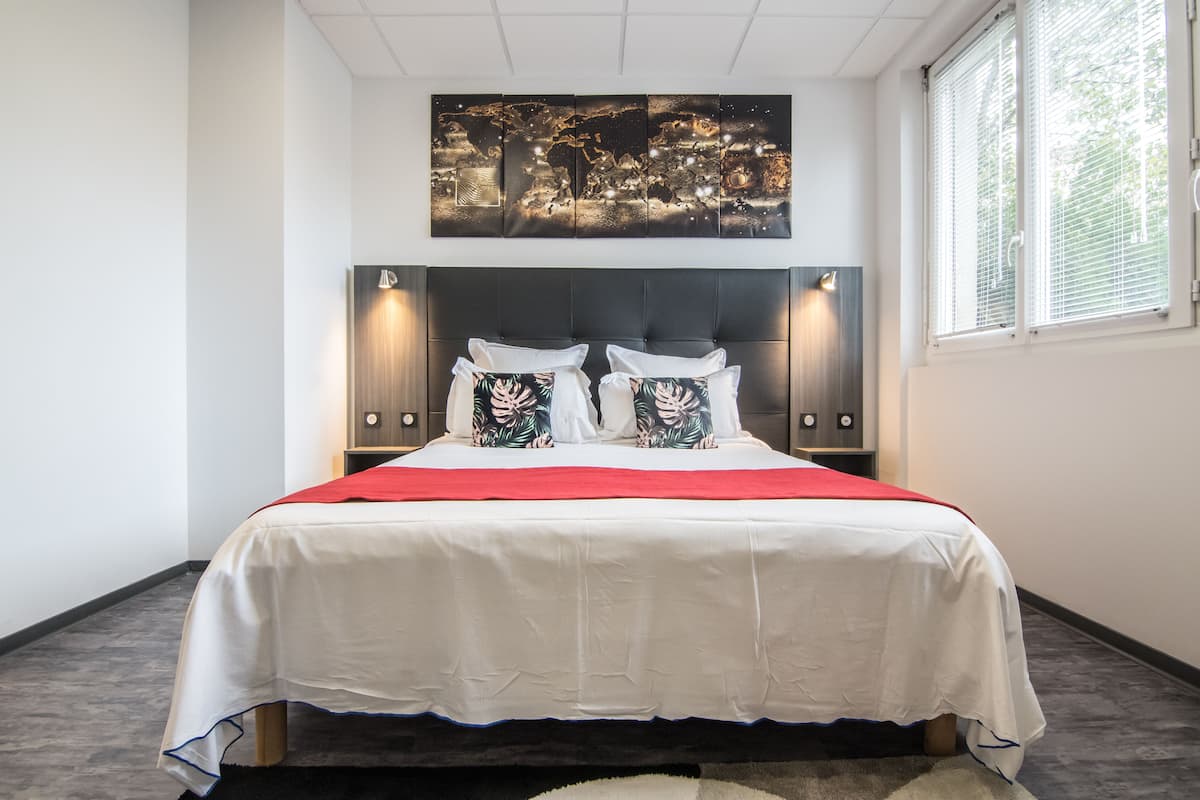 Comfort dubbelrum - 1 queensize-säng | Sängtillbehör av högsta kvalitet, bäddmadrasser och minibar