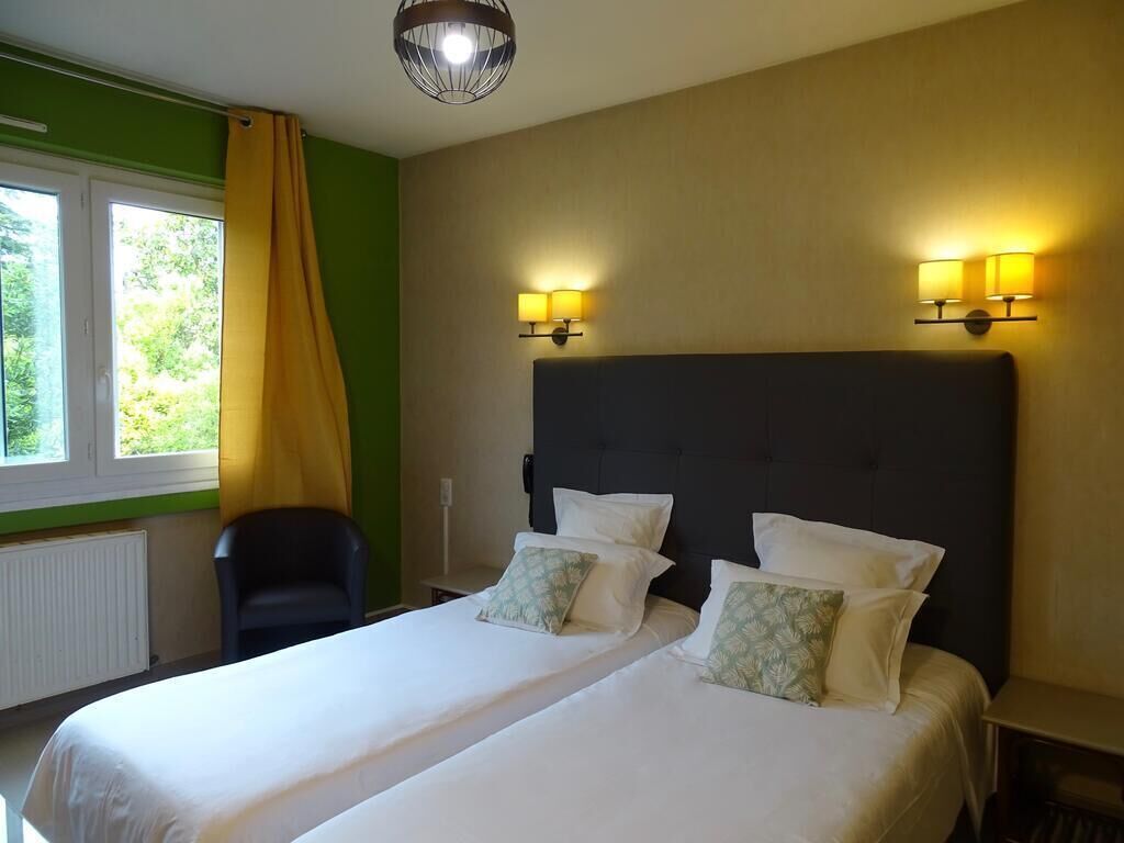Literie de qualité, lit avec matelas à plateau-coussin, minibar