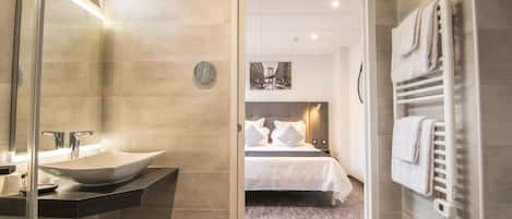 Chambre Supérieure, 1 grand lit | Salle de bain