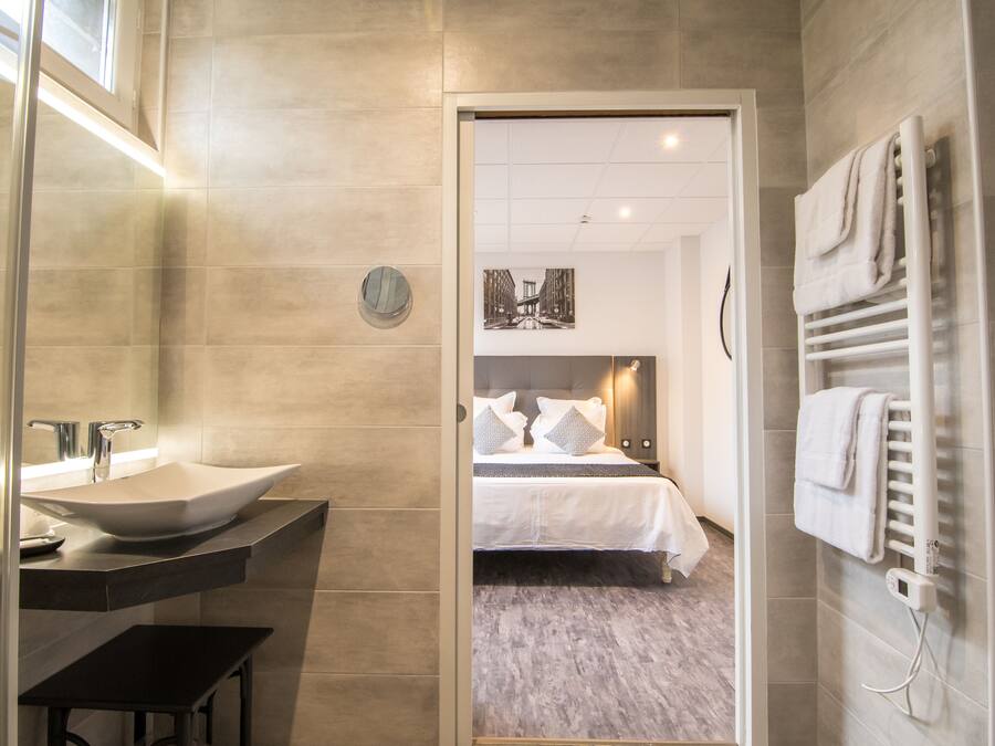 Habitación superior, 1 cama de matrimonio | Baño | Artículos de higiene personal gratuitos, secador de pelo y toallas