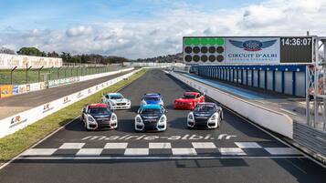 Una pista di gara con cinque auto sulla linea di partenza, un timer digitale che mostra 14:36:07 e il logo del Circuit d'Albi.