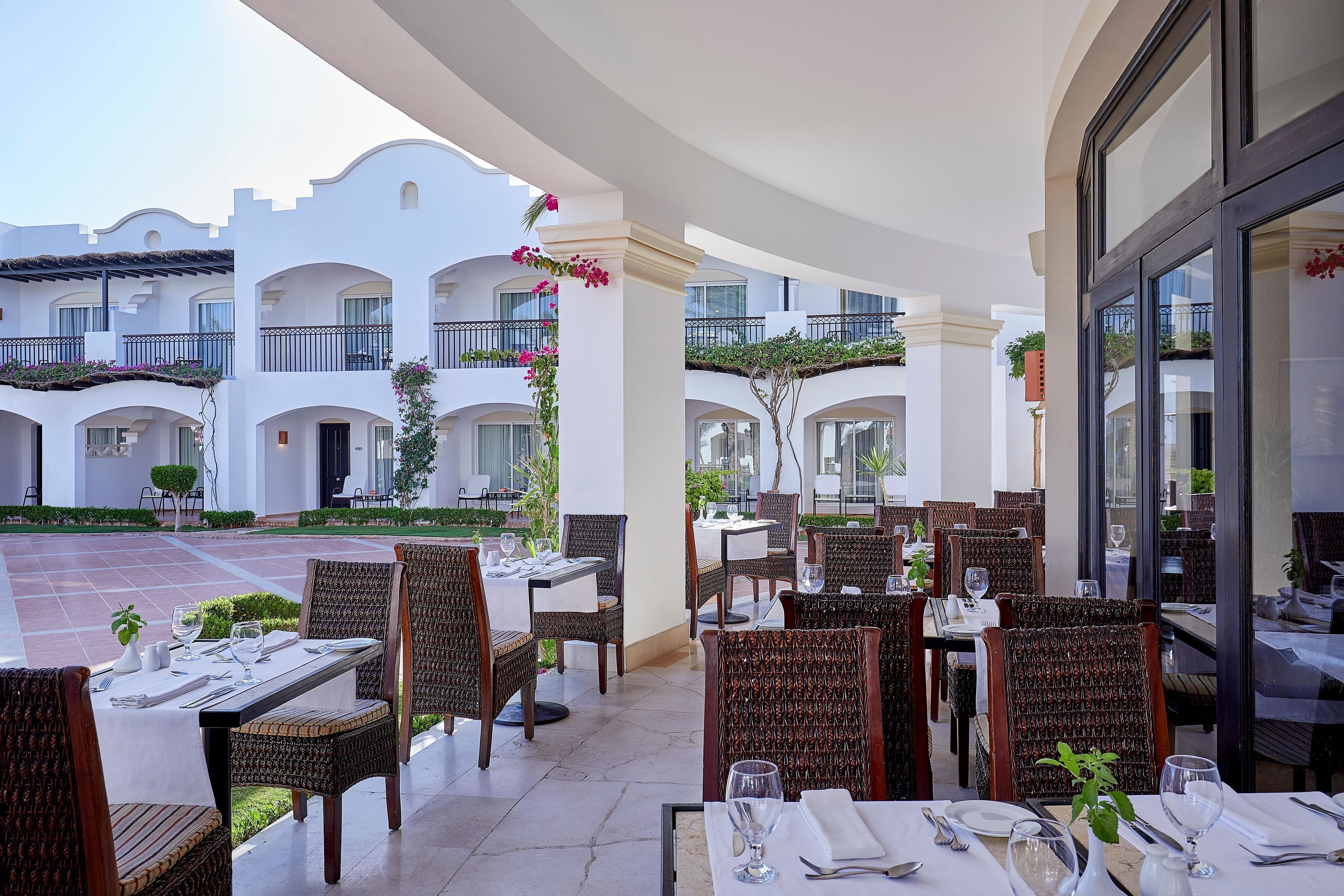 2 restaurantes, com serviço de almoço e jantar; culinária mediterrânea