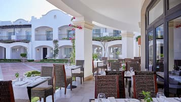 2 restaurantes, com serviço de almoço e jantar; culinária mediterrânea