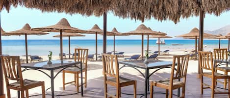 2 ristoranti, aperti a pranzo e a cena, cucina mediterranea