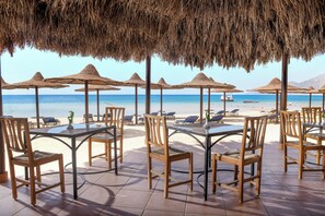 2 ristoranti, aperti a pranzo e a cena, cucina mediterranea