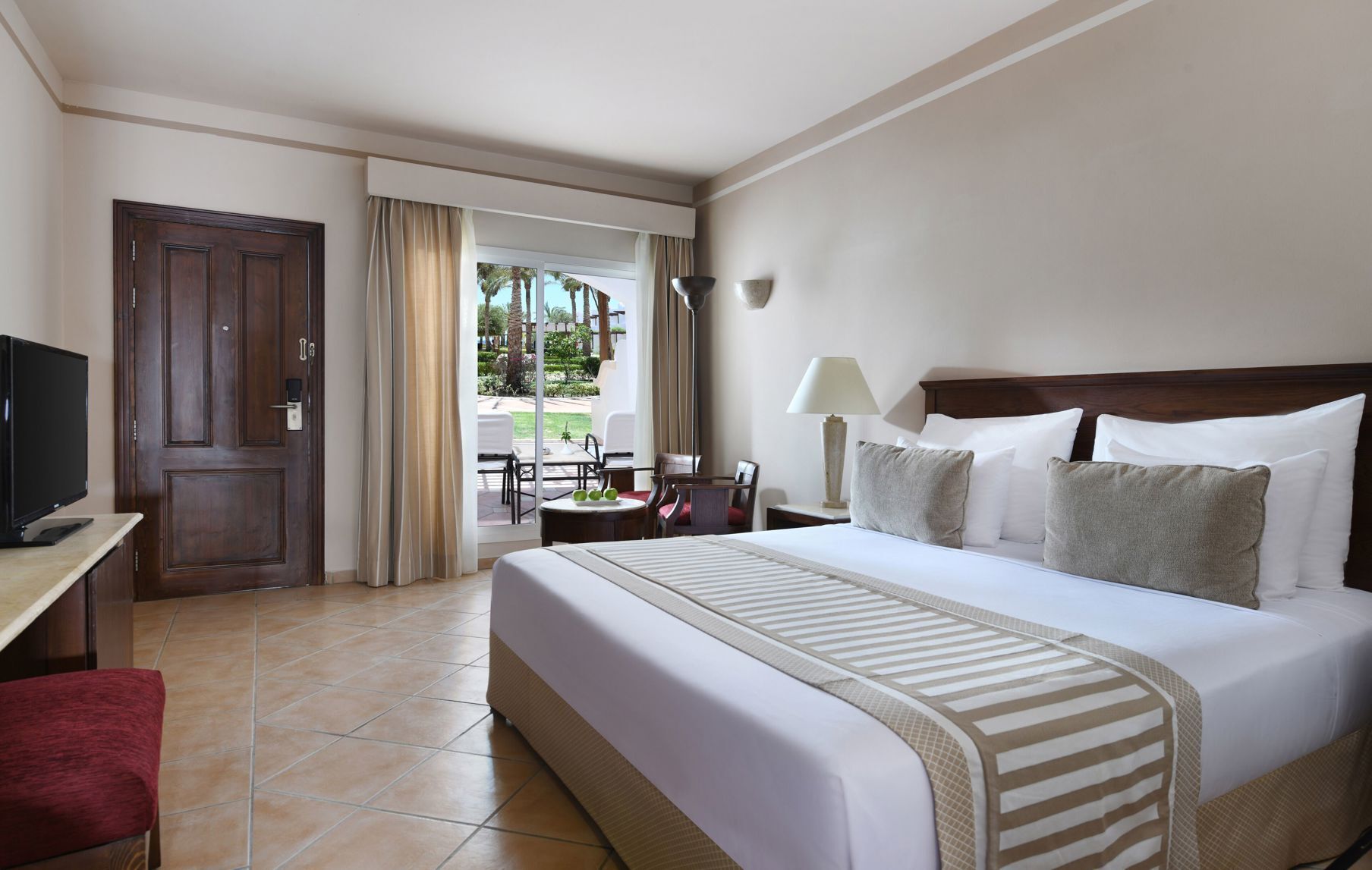 Minibar, safe på rommet, blendingsgardiner og strykejern/-brett