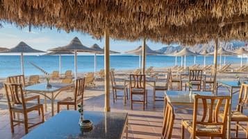 2 restaurants servant le déjeuner et le dßner
