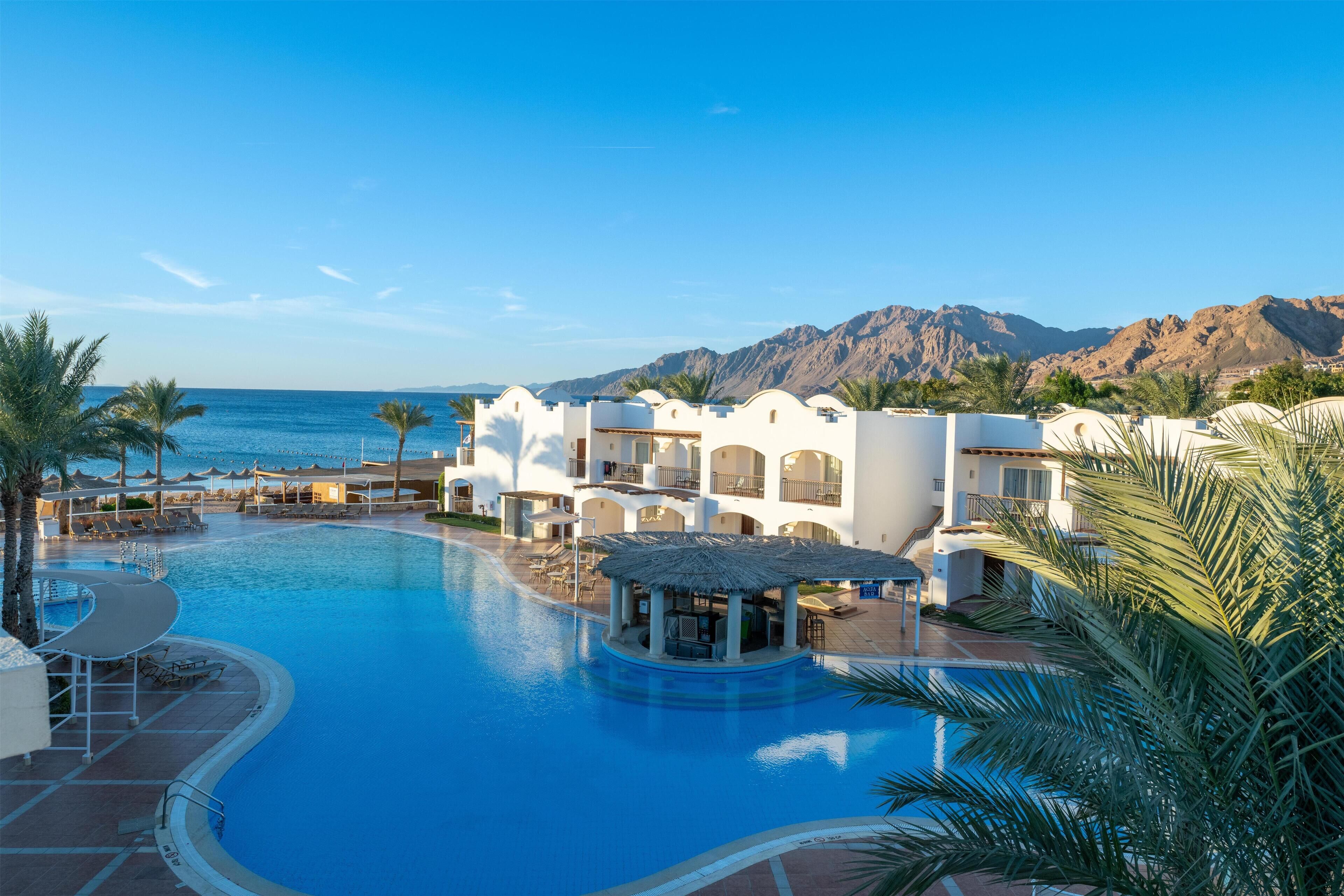 Minibar, caja fuerte, cortinas opacas y tabla de planchar con plancha