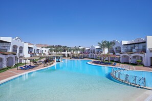 Outdoor pool, pool umbrellas - JAZ Dahabeya (Dahab)