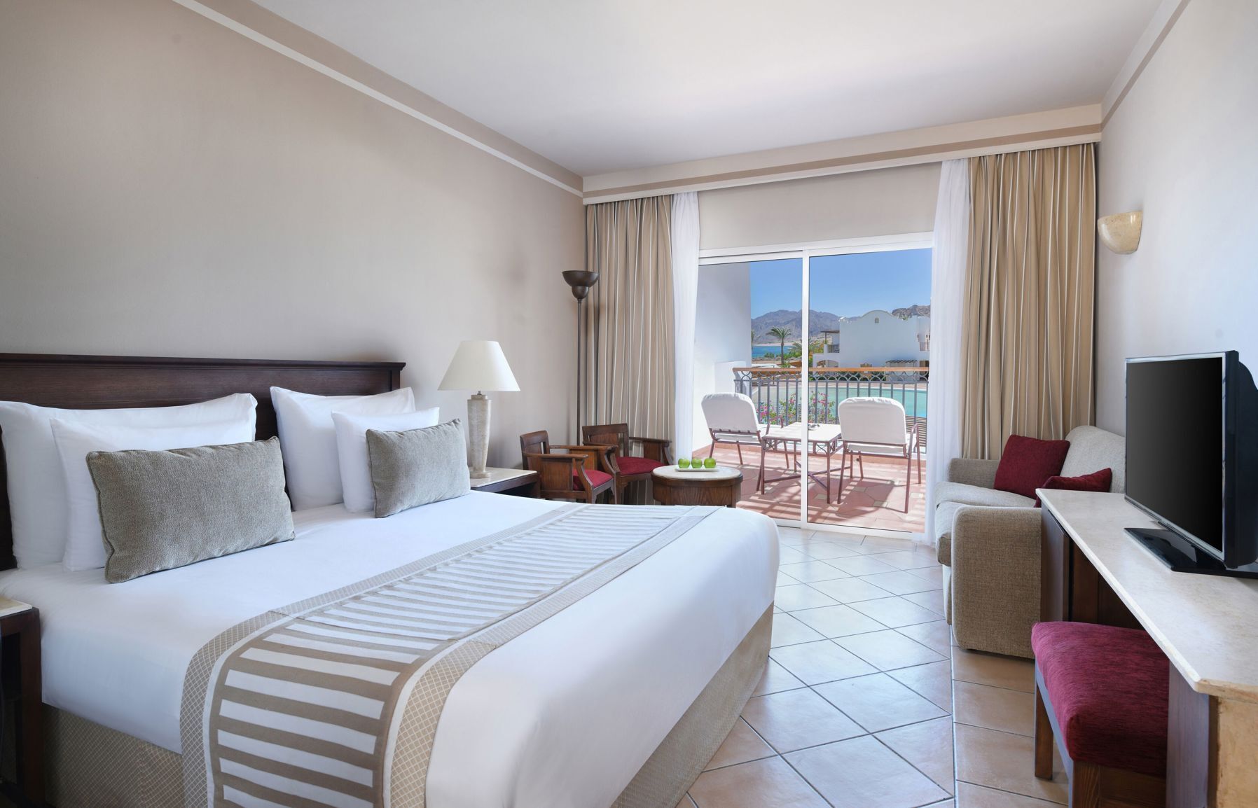 Minibar, safe på rommet, blendingsgardiner og strykejern/-brett