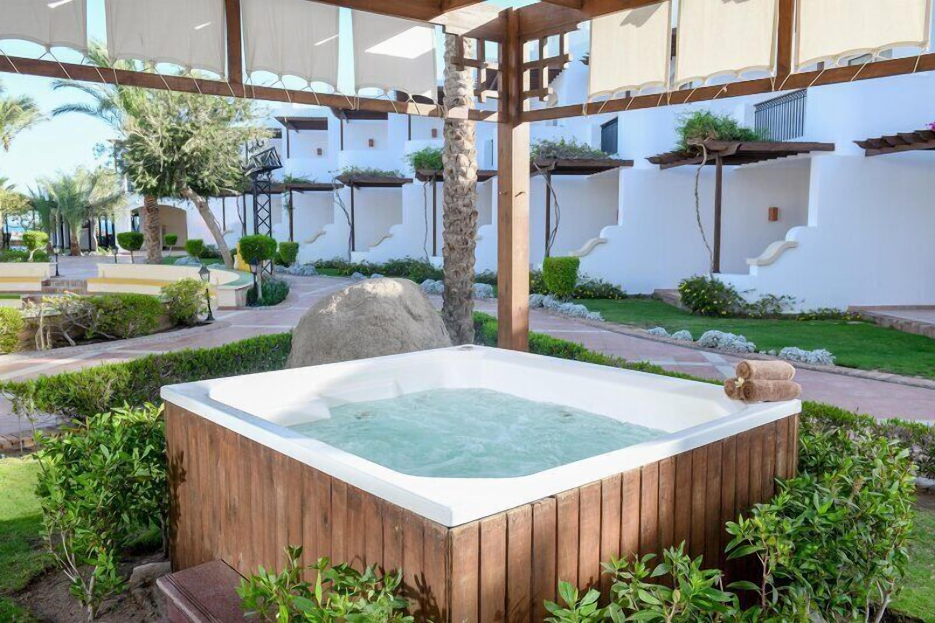 Outdoor spa tub