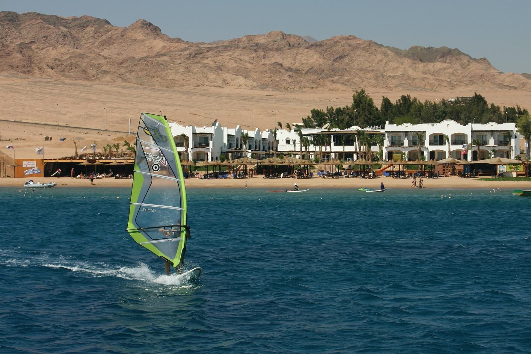 Tumbonas, sombrillas, toallas de playa y windsurf