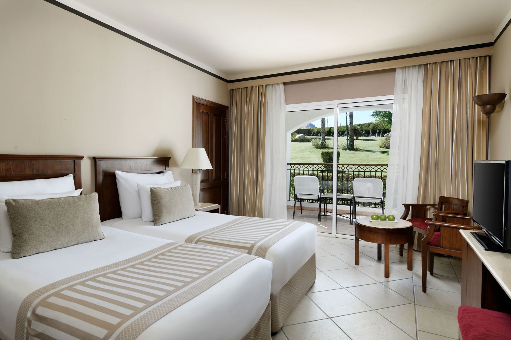 Minibar, safe på rommet, blendingsgardiner og strykejern/-brett