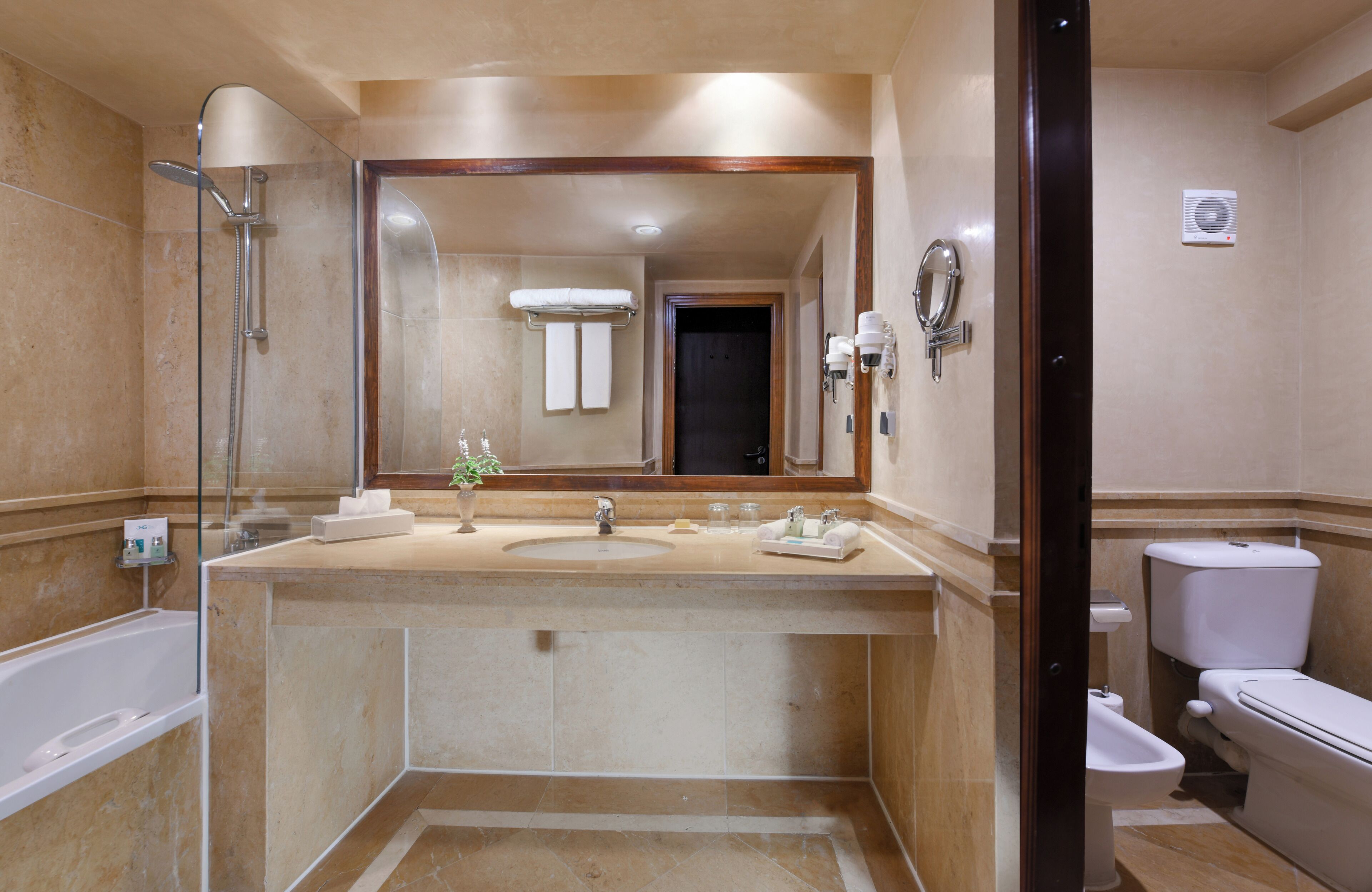 junior suite, 1 queen bed, sea view | bathroom | shower, free toiletries, hair dryer, towels