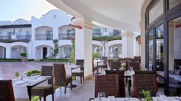 2 restaurantes; se sirven almuerzos y cenas