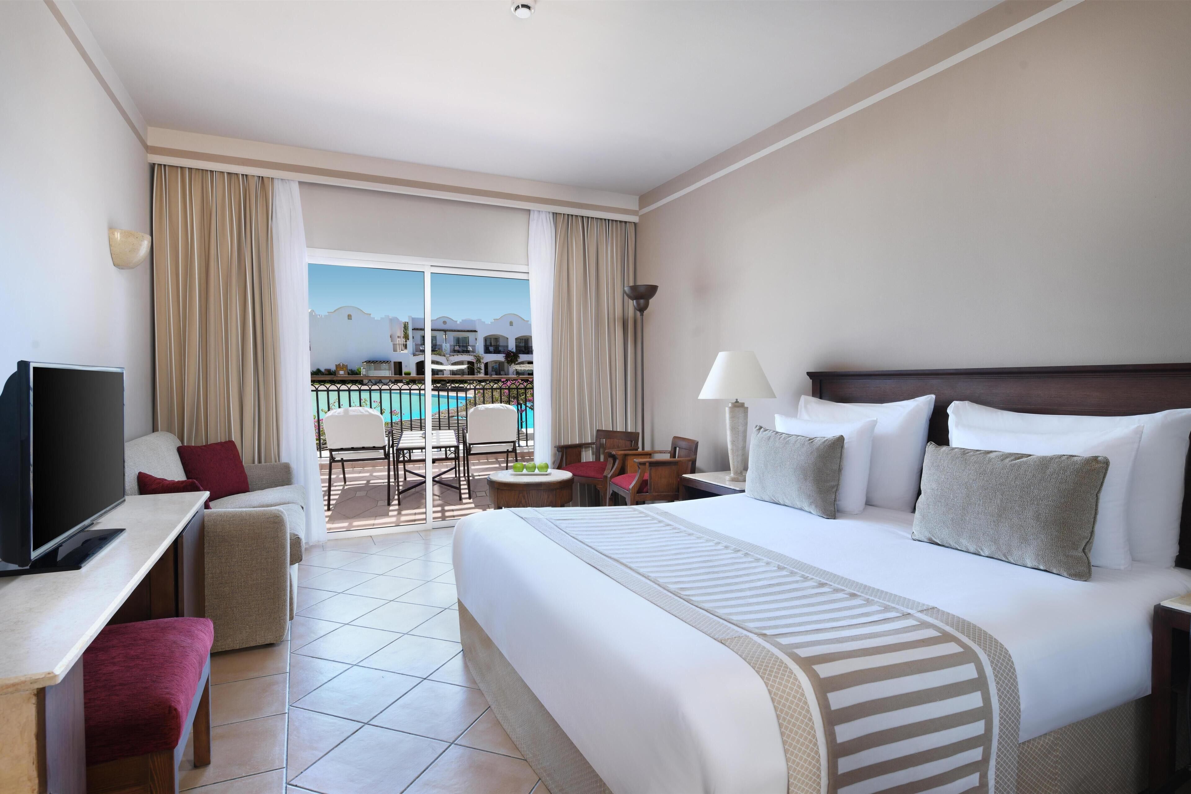 ห้องซูพีเรีย (Queen or Twin Bed, Partial Sea View) | มินิบาร์, ตู้นิรภัยในห้องพัก, ผ้าม่านกันแสง, เตารีด/โต๊ะรีดผ้า