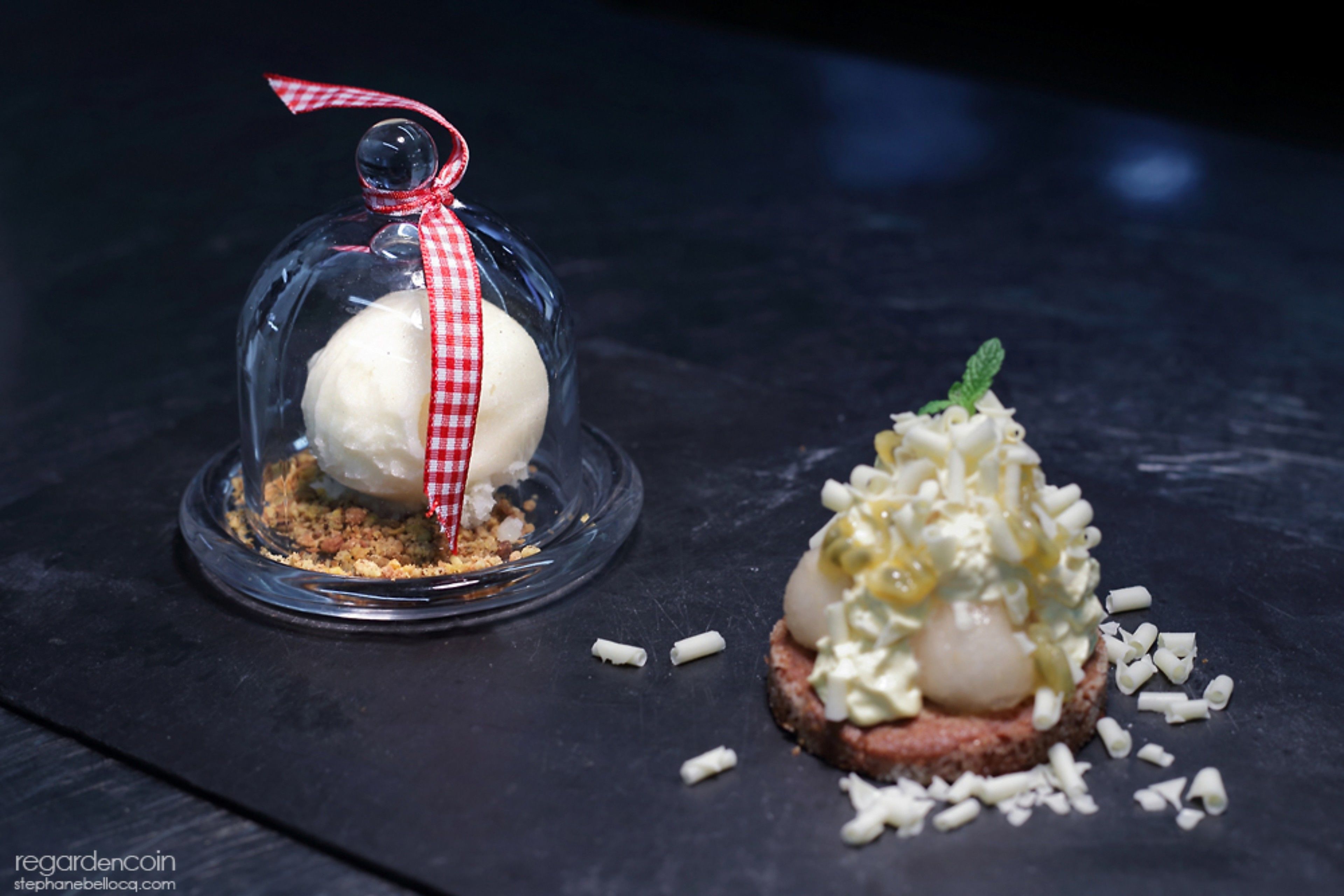 Deux desserts présentés sur une surface en ardoise sombre.