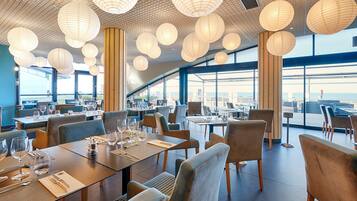 Petit déjeuner, déjeuner et dßner servis sur place, vue sur la plage