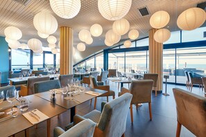 Petit déjeuner, déjeuner et dîner servis sur place, vue sur la plage