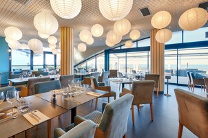 Petit déjeuner, déjeuner et dîner servis sur place, vue sur la plage