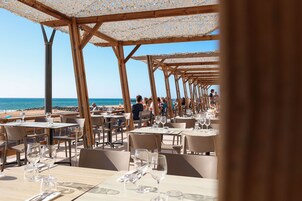 Petit déjeuner, déjeuner et dîner servis sur place, vue sur la plage