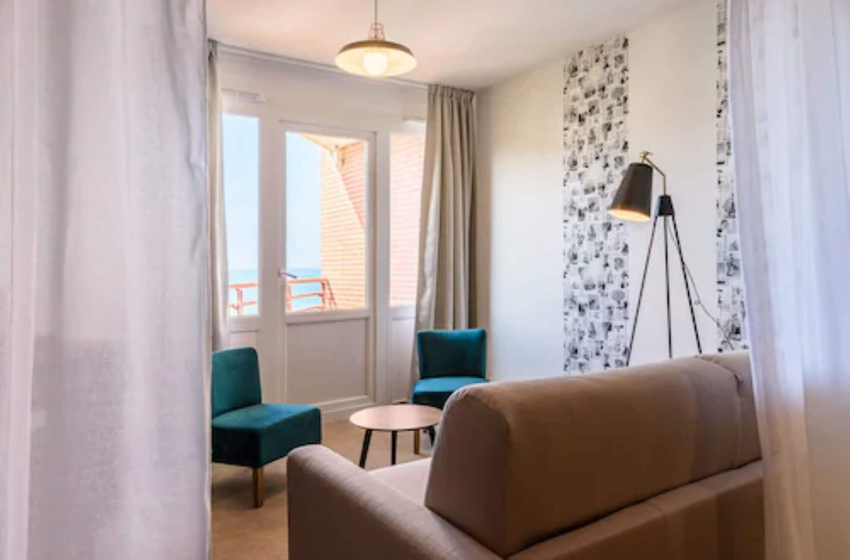 Habitación junior, no fumadores, vistas al mar | Ropa de cama de alta calidad, caja fuerte, escritorio y cortinas opacas