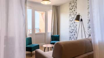 Habitación junior, no fumadores, vistas al mar | Ropa de cama de alta calidad, caja fuerte, escritorio y cortinas opacas