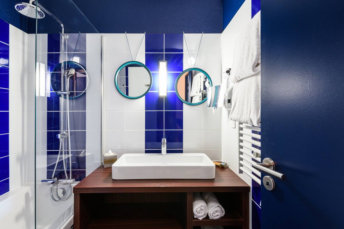 junior room, non smoking, ocean view | bathroom | free toiletries, hair dryer, towels