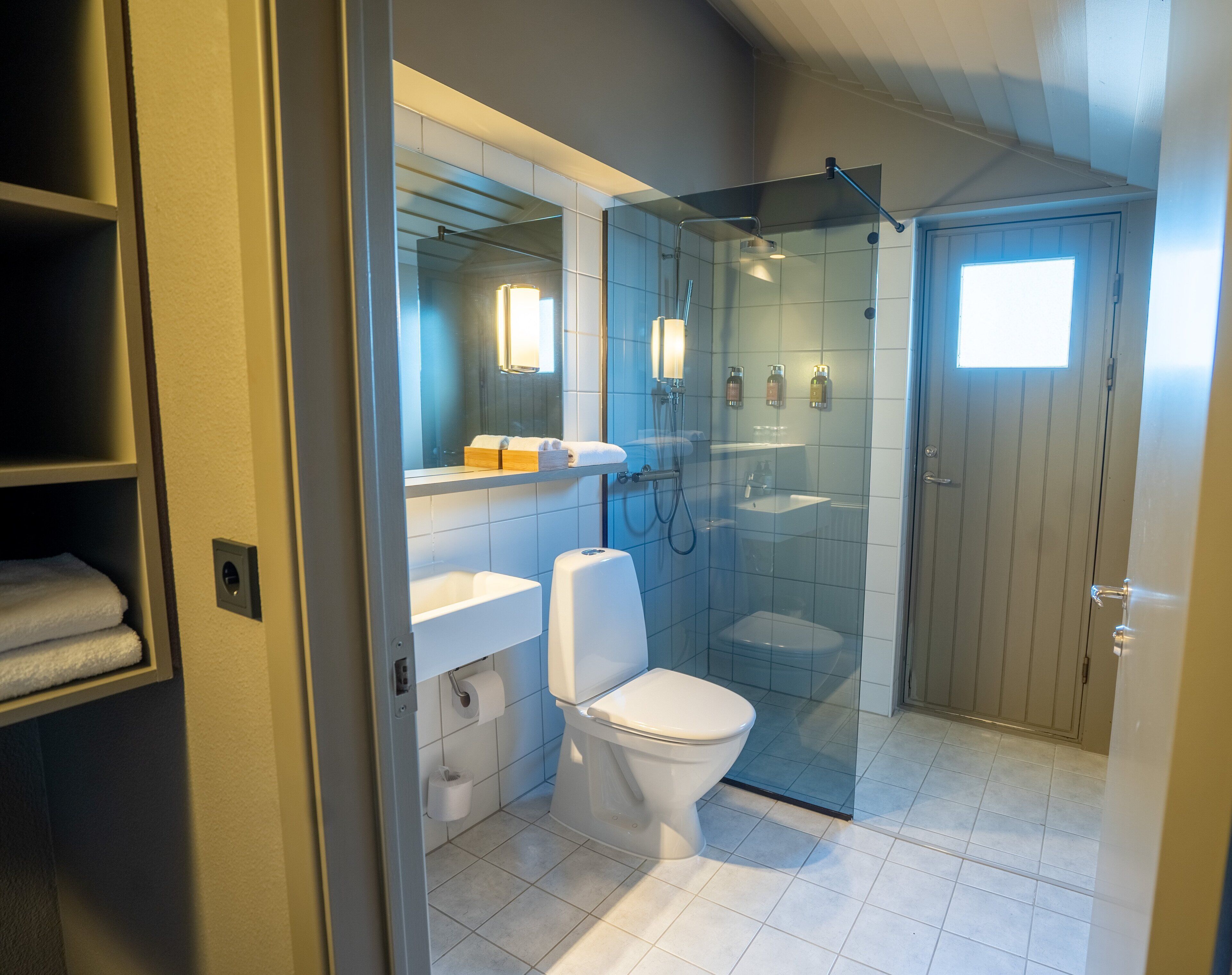 shower, free toiletries, hair dryer, towels