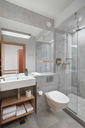Single Room | Bagno | Doccia, articoli per l'igiene personale ecosostenibili, asciugacapelli