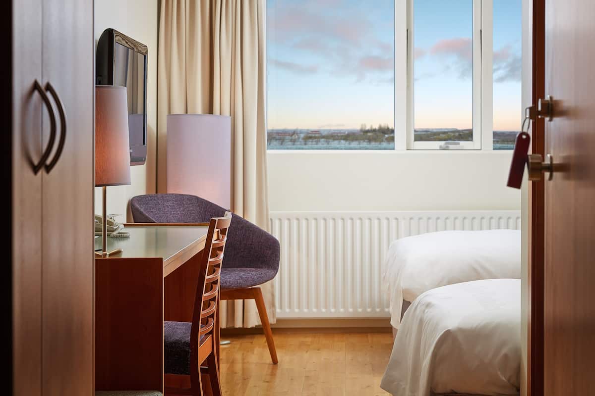 egyptian cotton sheets, premium bedding, in-room safe, desk