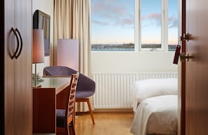 Egyptian cotton sheets, premium bedding, in-room safe, desk