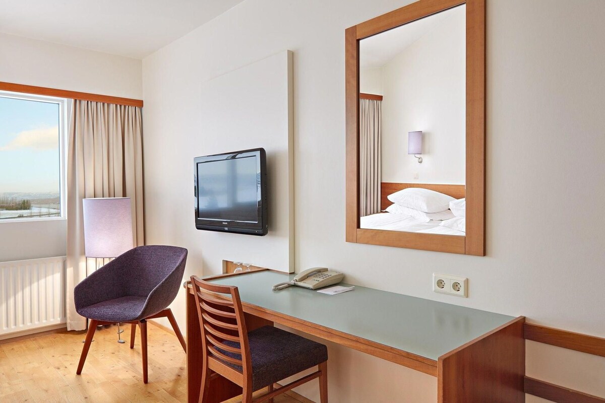 Egyptian cotton sheets, premium bedding, in-room safe, desk