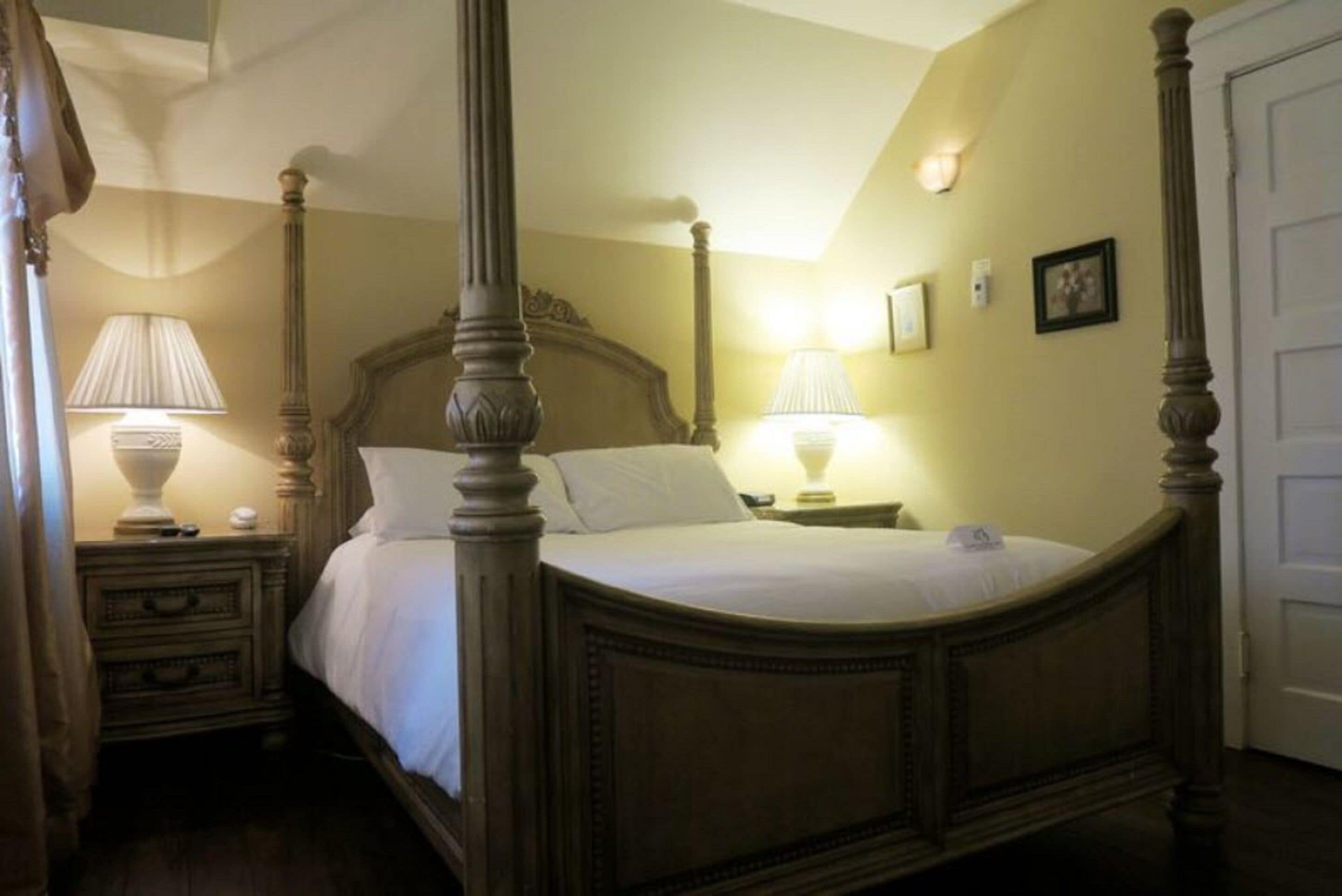 standard room, 1 queen bed, jetted tub | individually decorated, individually furnished, desk, blackout curtains