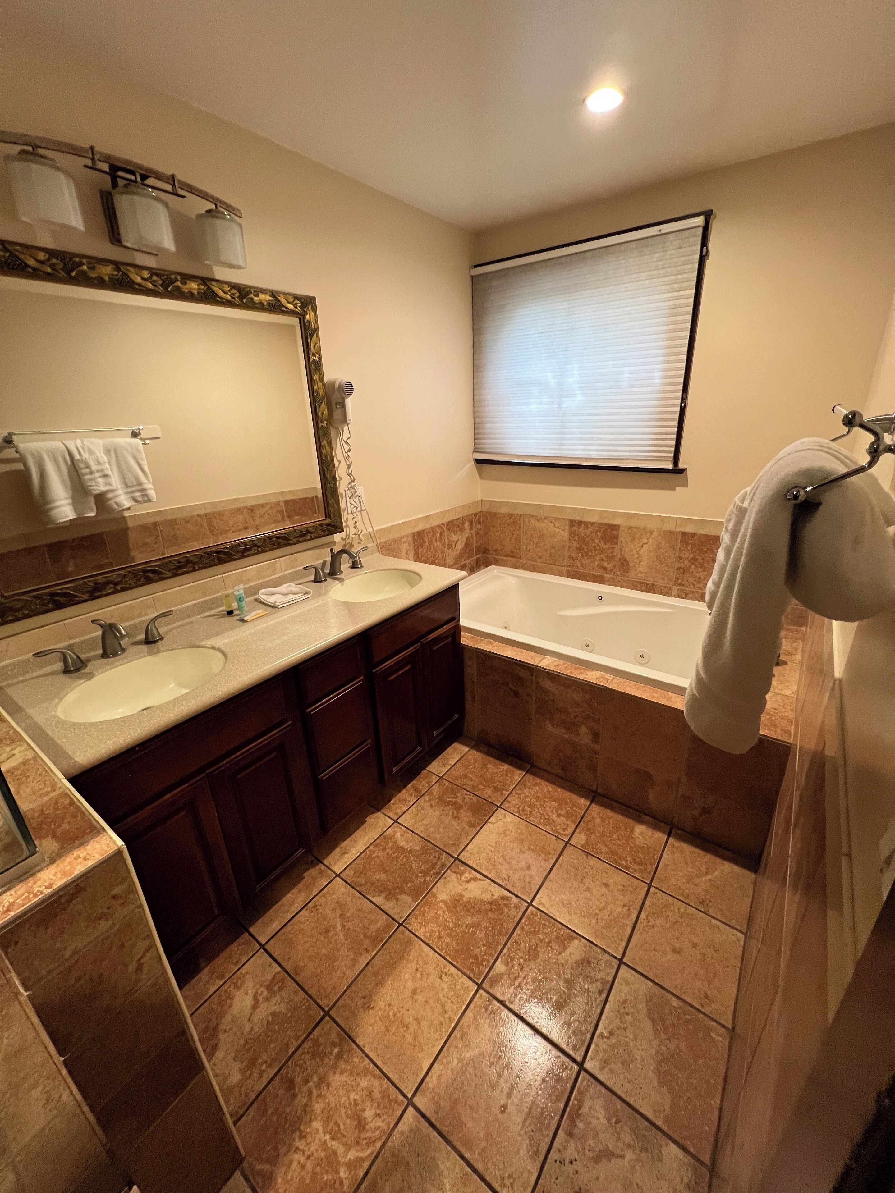 standard room, 1 king bed, jetted tub | bathroom | free toiletries, hair dryer, towels