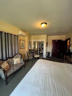 Standard Room, 1 King Bed, Jetted Tub | Individually decorated, individually furnished, desk, blackout drapes - Glen Tavern Inn (Santa Paula)