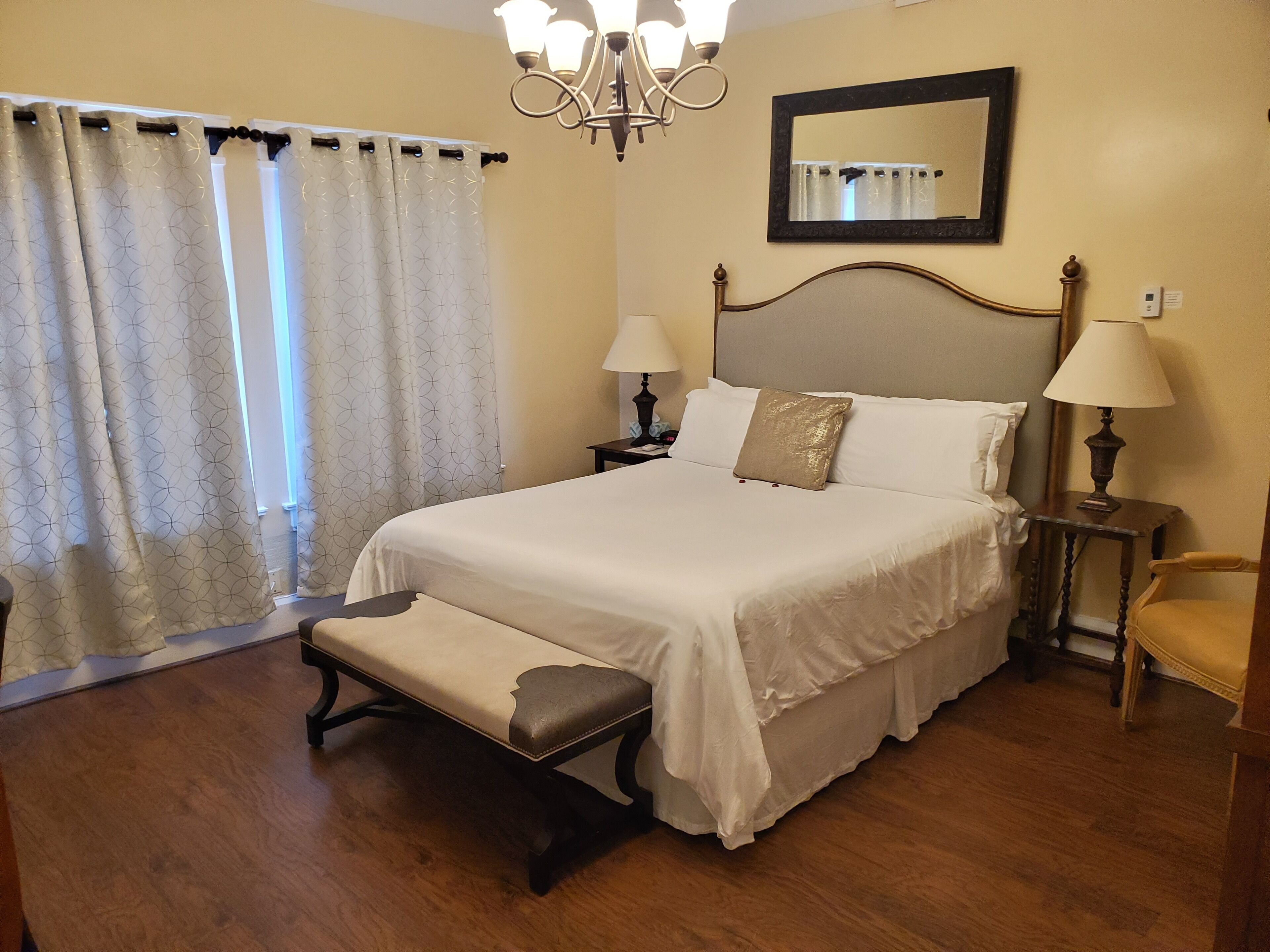 standard room, 1 queen bed | individually decorated, individually furnished, desk, blackout curtains