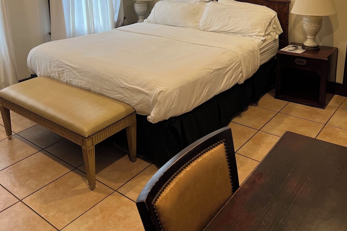 Standard Room, 1 King Bed, Jetted Tub | Individually decorated, individually furnished, desk, blackout drapes