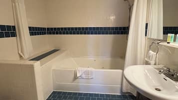 Standard Room, 1 King Bed, Jetted Tub | Bathroom | Free toiletries, hair dryer, towels