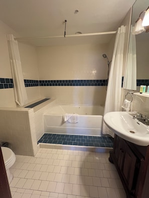 Standard Room, 1 King Bed, Jetted Tub | Bathroom | Free toiletries, hair dryer, towels