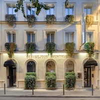 Um edifício com uma placa que diz 'BEAUSEJOUR MONTMARTRE'.