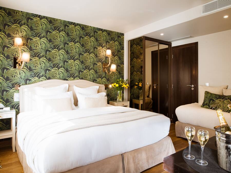 Kamar Premium | Seprai premium, selimut bulu angsa, bantalan ekstra lembut, dan minibar