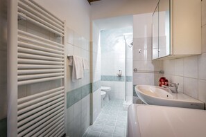 Shower, free toiletries, hair dryer, towels - Tuscany Love Hotel delle Tele (Florence)